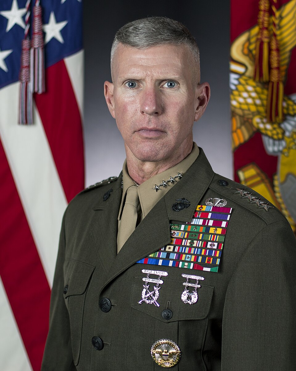 Official portrait of Gen. Eric M. Smith
